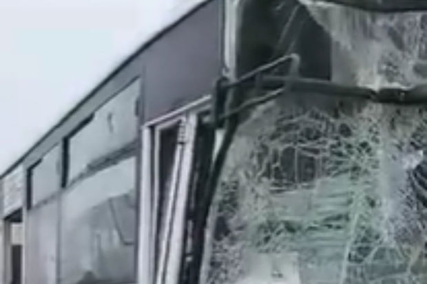 Bakıda sərnişinlə dolu iki avtobus bir-birinə çırpıldı: Xəsarət alanlar var